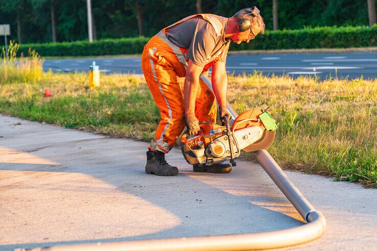 De lantaarnpaal werd aan stukken geslepen om het fietspad vrij te maken. - Foto: Peter Denekamp