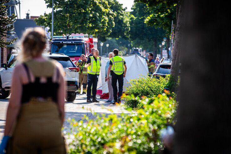 Een fietsster is ernstig gewond geraakt op de Dorpsweg in Hattem. - Foto: Hugo Janssen