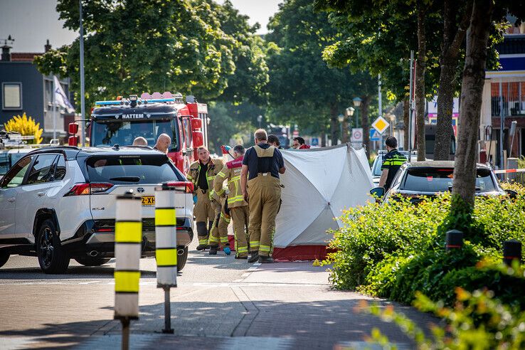 Een buurvrouw parkeerde haar witte auto dusdanig dat schoolkinderen niets zagen van het ongeluk. Ook de brandweer plaatste schermen. - Foto: Hugo Janssen