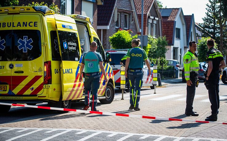 Fietsster ernstig gewond na botsing tegen openslaand autoportier in Hattem - Foto: Hugo Janssen