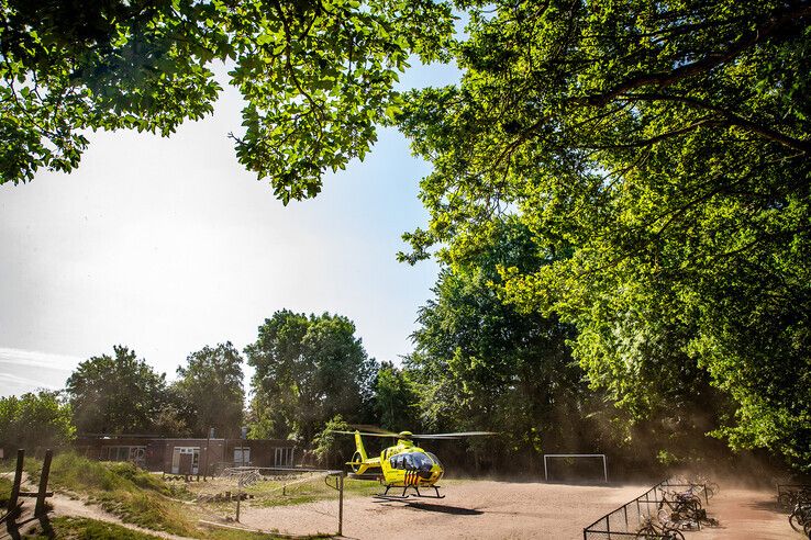De traumahelikopter landde op een sportveldje bij de basisschool. - Foto: Hugo Janssen