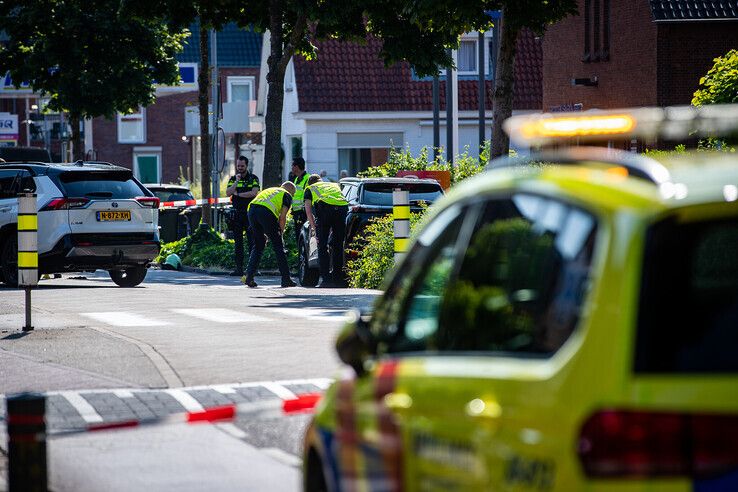 Verkeersspecialisten van de politie voerden nog enige tijd een onderzoek uit op de Dorpsweg. - Foto: Hugo Janssen