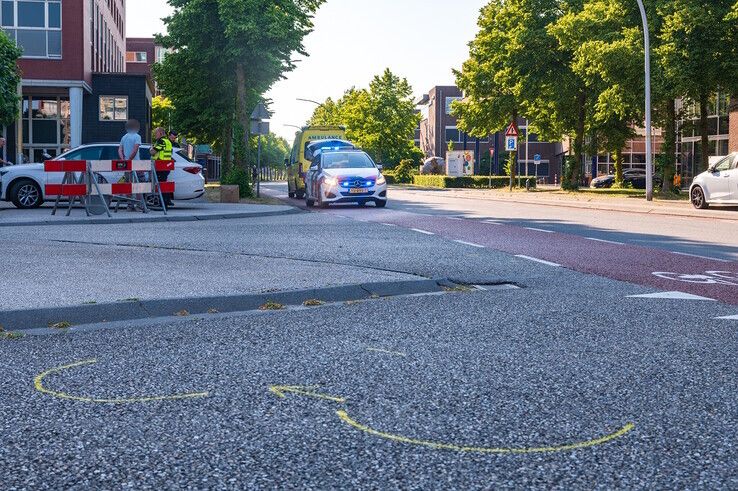 De gele krijtstrepen van het politieonderzoek staan nog op het wegdek van het vorige ongeval. - Foto: Peter Denekamp