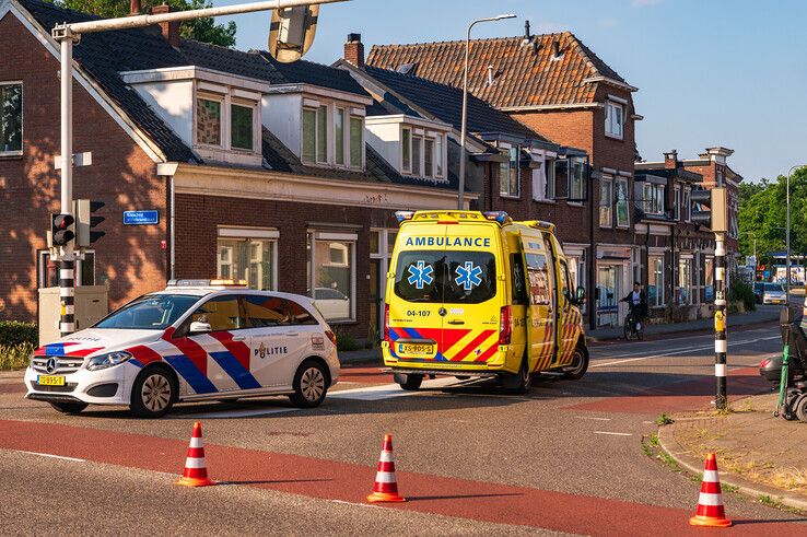 Een vrouw in een scootmobiel is aangereden op hoek van de Thomas a Kempisstraat en de Vechtstraat. - Foto: Peter Denekamp