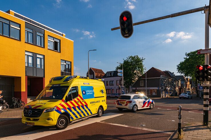 De vrouw raakte gewond en is per ambulance naar het ziekenhuis gebracht. - Foto: Peter Denekamp