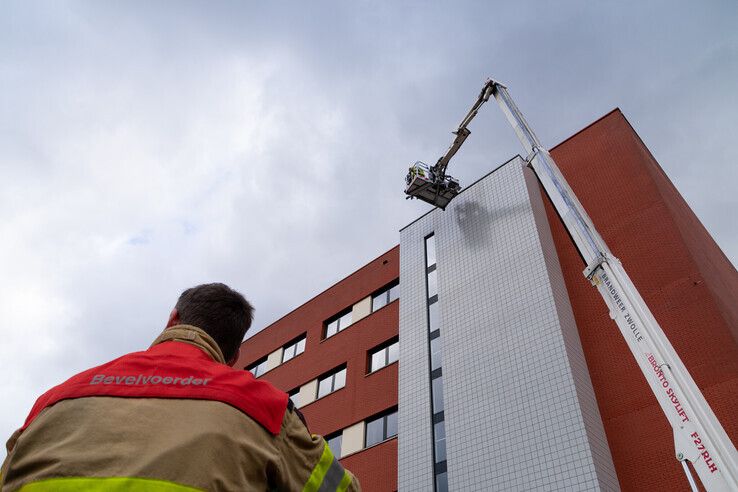 Harde wind blaast 30 meter dakbedekking van ProRail kantoor Zwolle los - Foto: Peter Denekamp