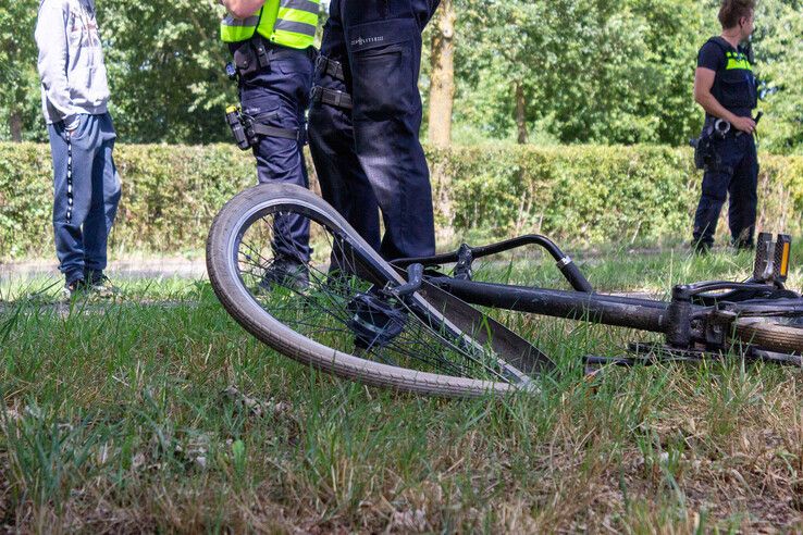 Het voorwiel van de fiets raakte flink beschadigd door de botsing, - Foto: Ruben Meinten
