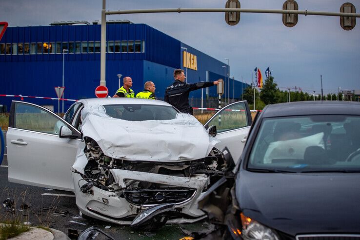 Op de Nieuwleusenerdijk botsten twee auto's op elkaar, een vrouw raakte zwaargewond. - Foto: Hugo Janssen