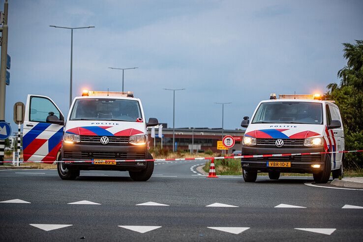 De politie zette de kruising af met rood-witte linten. - Foto: Hugo Janssen