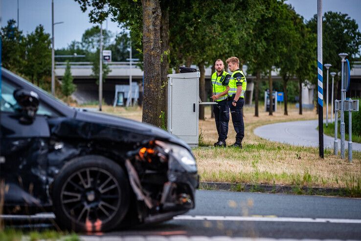 Forensisch onderzoekers van de politie lezen de verkeerslichtinstallatie uit. - Foto: Hugo Janssen