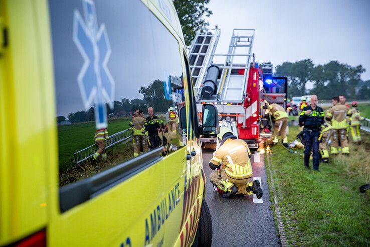 De automobiliste is met onbekend letsel overgebracht naar het ziekenhuis. - Foto: Hugo Janssen