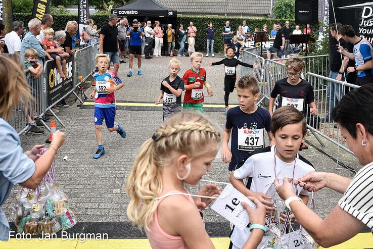 In beeld: Kinderen bijten de spits af bij Westenholterun, Jan Schra en Hellen de Vries winnen 4 Engelse Mijlen - Foto: Jan Burgman