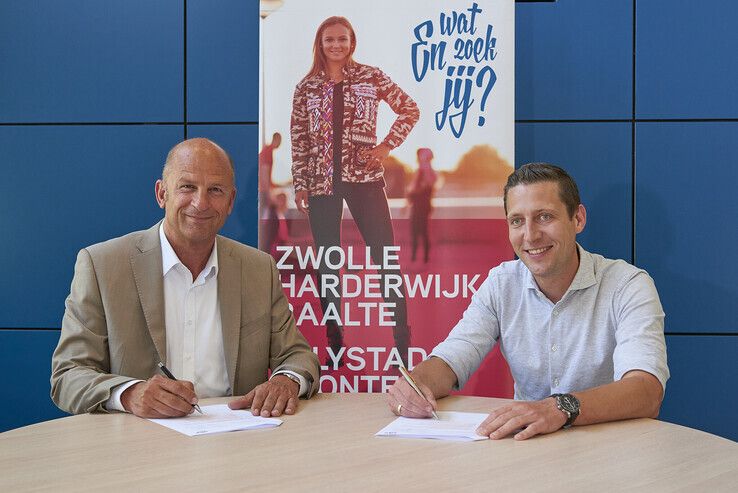 Theo Rietkerk (links) en Jelle Weever tekenen de overeenkomst die hen netwerkpartners maakt. - Foto: Landstede Groep