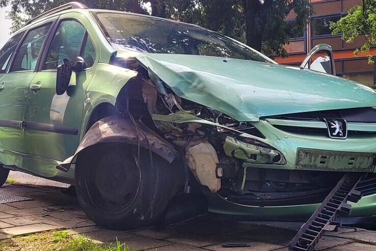 De zwaarbeschadigde gestolen Peugeot 307. - Foto: Politie Basisteam Zwolle