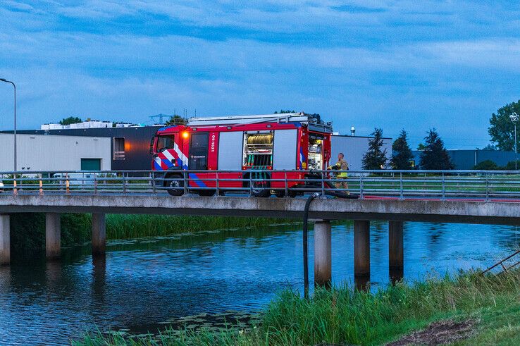 De brandweer pompte het bluswater uit de Soestwetering. - Foto: Peter Denekamp