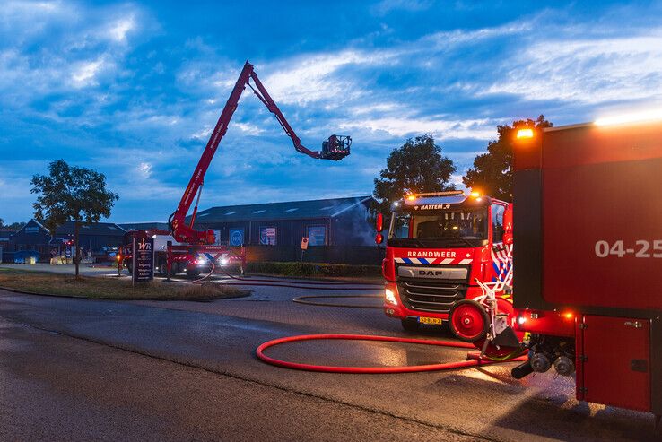 In beeld: Felle brand bij recyclingbedrijf in Zwolle, politie sluit brandstichting uit - Foto: Peter Denekamp