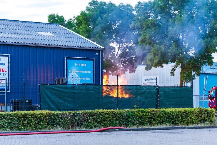 De container met brandende accu's stond dicht bij de bedrijfshal. - Foto: Peter Denekamp