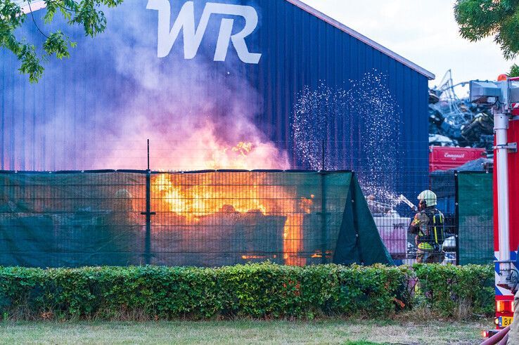 Aan de Braunstraat is zondagavond een container met loodaccu’s in brand gevlogen. - Foto: Peter Denekamp