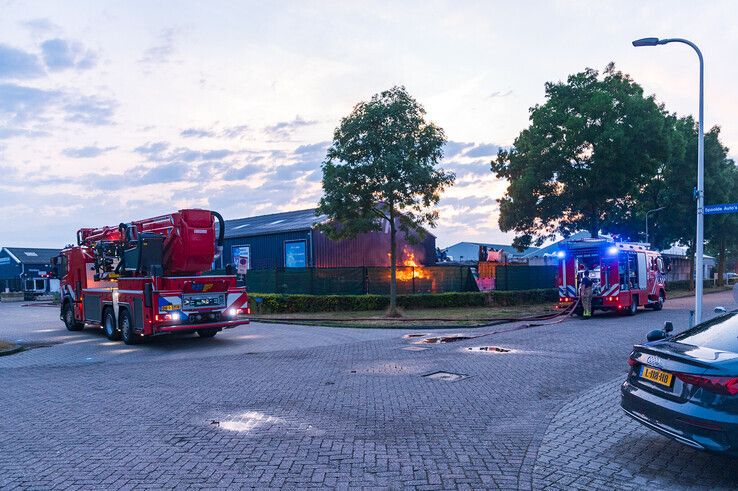 Kort na aankomst schaalde de brandweer op naar middelbrand. - Foto: Peter Denekamp