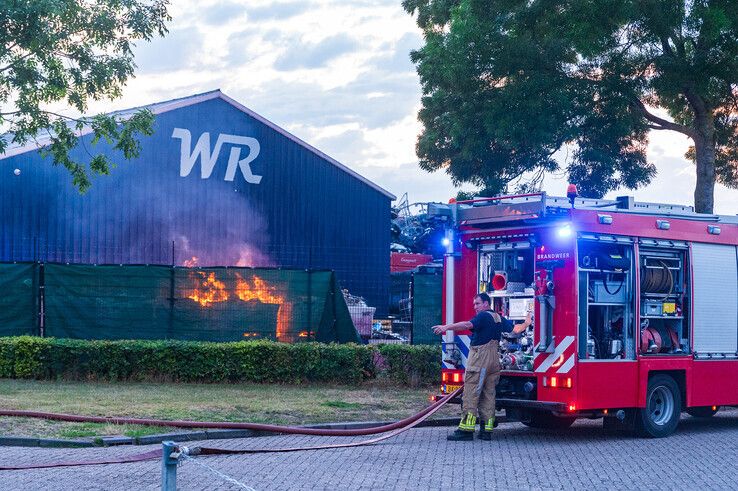 In beeld: Felle brand bij recyclingbedrijf in Zwolle, politie sluit brandstichting uit - Foto: Peter Denekamp