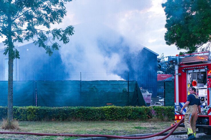 De brandweer wist te voorkomen dat het gebouw vlam vatte. - Foto: Peter Denekamp