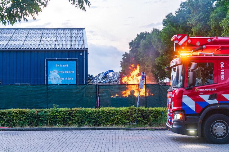 De fel brandende container stond dicht bij de bedrijfshal. - Foto: Peter Denekamp