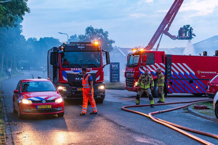 Watertankwagens van brandweerkorpsen uit Hattem en Wijhe schoten te hulp. - Foto: Peter Denekamp