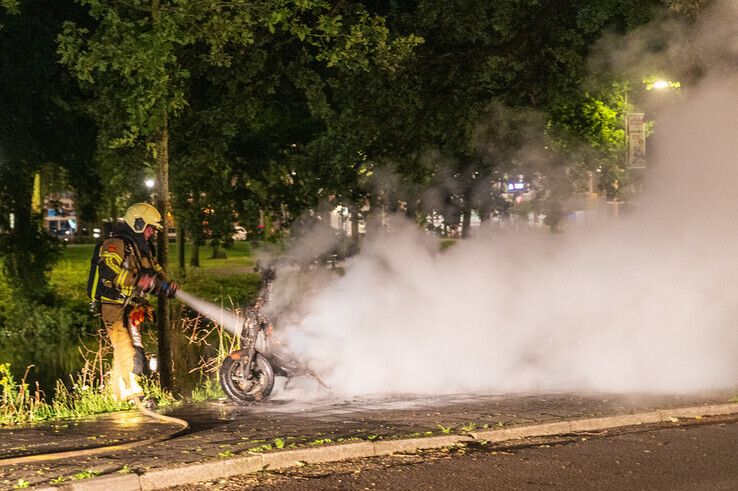 Deelscooter brandt volledig uit bij stadsgracht - Foto: Peter Denekamp