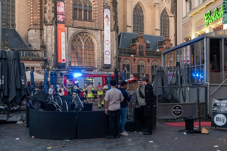 Links een berg terrasmeubels die door voorbijgangers snel bij de brand werden weggehaald. - Foto: Peter Denekamp