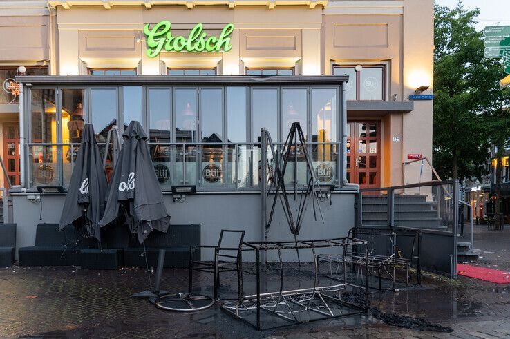 De schade bleef beperkt tot een paar banken, een stoel en een parasol. - Foto: Peter Denekamp