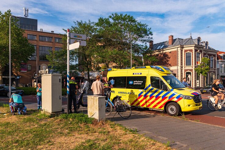 Een scooterrijder raakte gewond na een botsing op de Burgemeester Drijbersingel. - Foto: Peter Denekamp