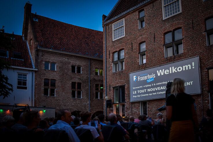 Buiten films kijken kan in augustus op het Celeplein. - Foto: Peter Denekamp