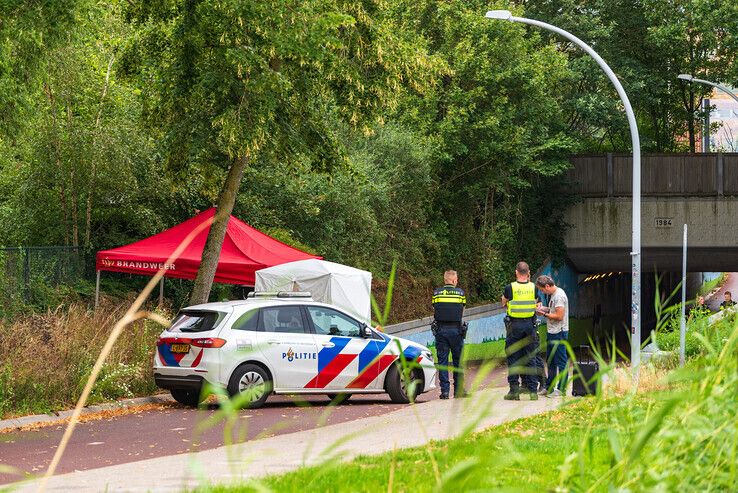 Aan de zuidzijde van de Lünentunnel werd een overleden vrouw uit Zwolle aangetroffen. - Foto: Peter Denekamp