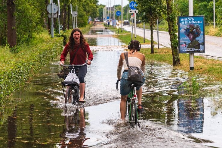 Op het fietspad langs de Deventerstraatweg stond het water hoger dan verwacht. - Foto: Peter Denekamp