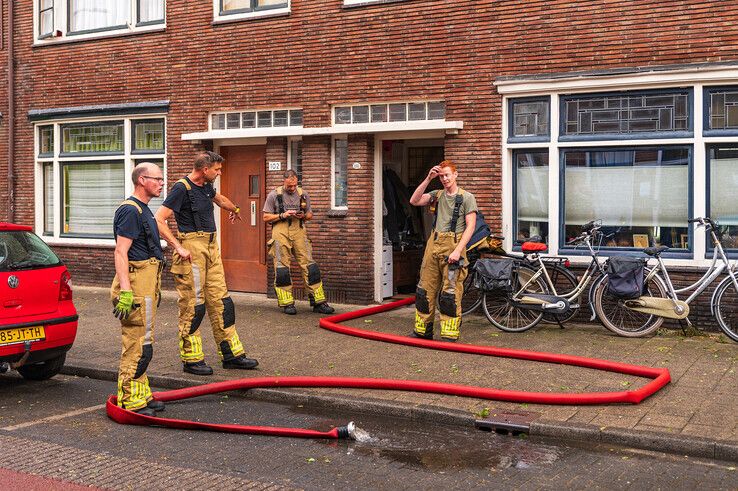 De brandweer pompte veel kelders leeg in Assendorp. - Foto: Peter Denekamp