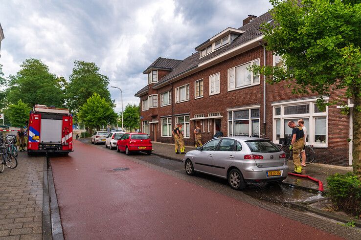 Brandweer urenlang in touw om wateroverlast te bestrijden, vrees dat Assendorp verzuipt komt uit - Foto: Peter Denekamp