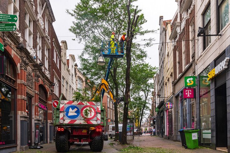 Boom valt tegen monumentale gevel in Diezerstraat, tientallen meldingen van stormschade in Zwolle - Foto: Peter Denekamp