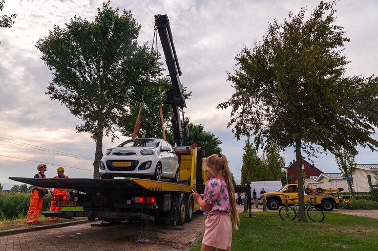 In beeld: Auto uit het water gehengeld in Stadshagen - Foto: Peter Denekamp