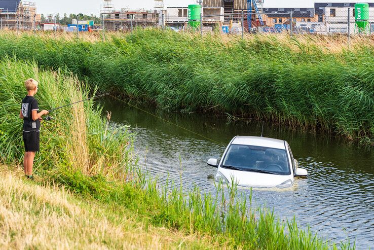 In beeld: Auto uit het water gehengeld in Stadshagen - Foto: Peter Denekamp