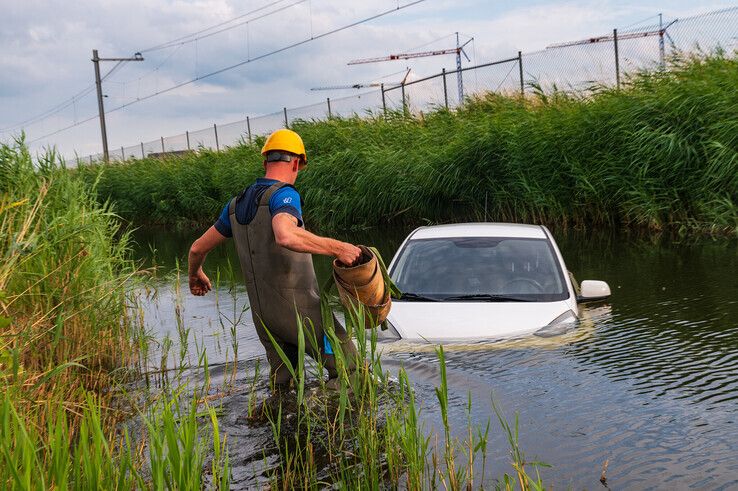 In beeld: Auto uit het water gehengeld in Stadshagen - Foto: Peter Denekamp