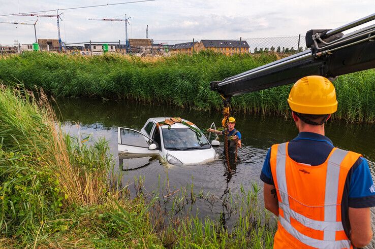 In beeld: Auto uit het water gehengeld in Stadshagen - Foto: Peter Denekamp