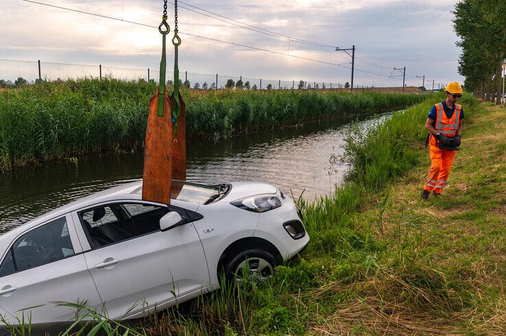 In beeld: Auto uit het water gehengeld in Stadshagen - Foto: Peter Denekamp