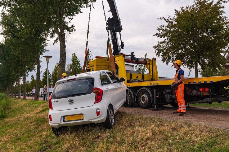 In beeld: Auto uit het water gehengeld in Stadshagen - Foto: Peter Denekamp