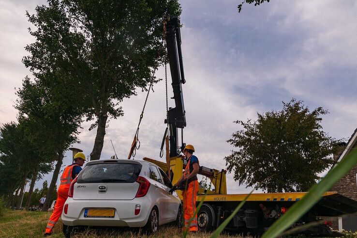 In beeld: Auto uit het water gehengeld in Stadshagen - Foto: Peter Denekamp