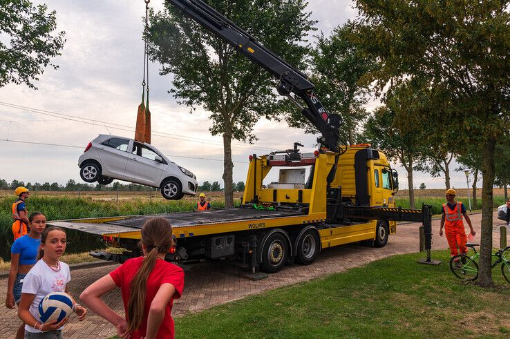 In beeld: Auto uit het water gehengeld in Stadshagen - Foto: Peter Denekamp