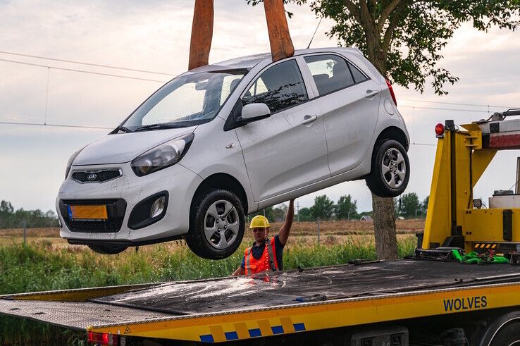 In beeld: Auto uit het water gehengeld in Stadshagen - Foto: Peter Denekamp