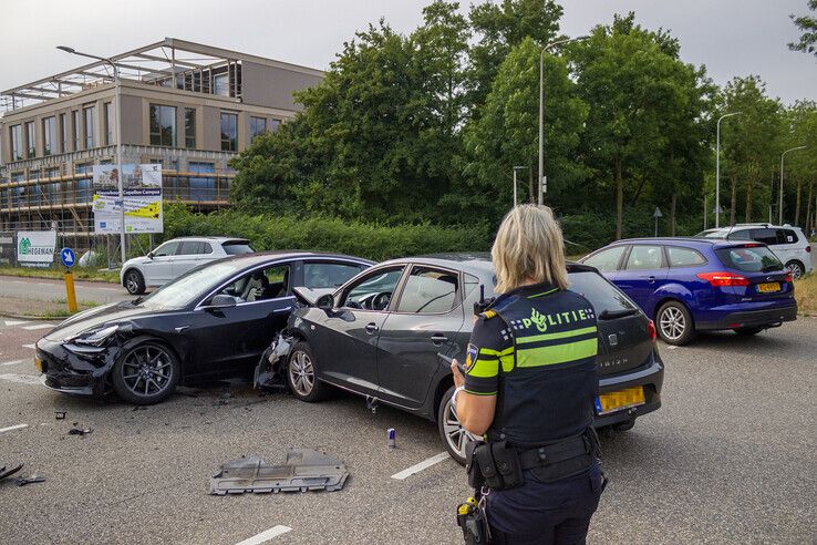 Bij het ongeval op de Middelweg raakte niemand gewond. - Foto: Ruben Meinten