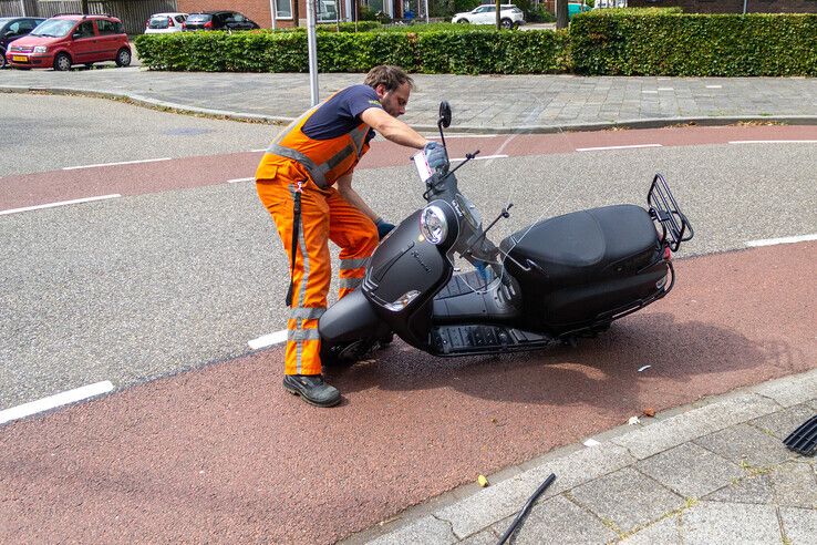 De scooter is in beslag genomen voor sporenonderzoek door de politie. - Foto: Ruben Meinten