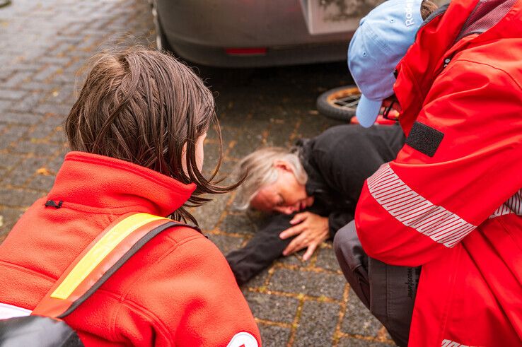 In beeld: Metershoge vlammen, zwaargewonden en lastige omstanders in Holtenbroek - Foto: Peter Denekamp
