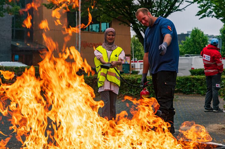 In beeld: Metershoge vlammen, zwaargewonden en lastige omstanders in Holtenbroek - Foto: Peter Denekamp